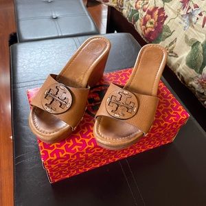 Tory burch tan wedge